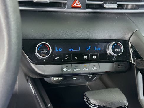 Used 2025 Hyundai Elantra Blue image 23