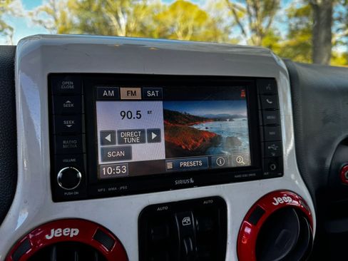 Used 2014 Jeep Wrangler Unlimited Rubicon AWD/4WD image 21