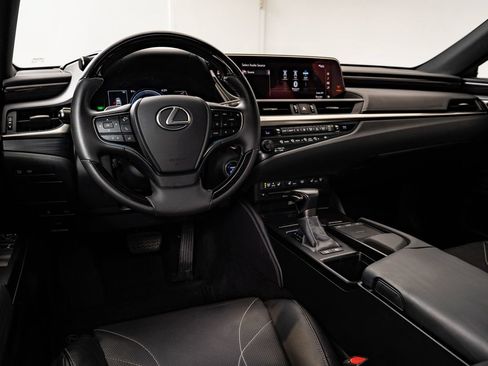 Certified 2020 Lexus ES 300h Ultra Luxury w/ Accessory Package FWD image 4