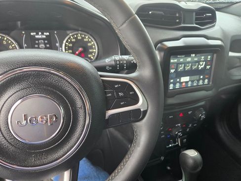 Used 2018 Jeep Renegade Latitude image 13