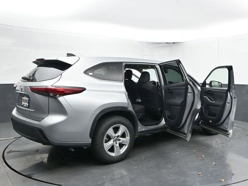 Used 2023 Toyota Highlander LE image 57