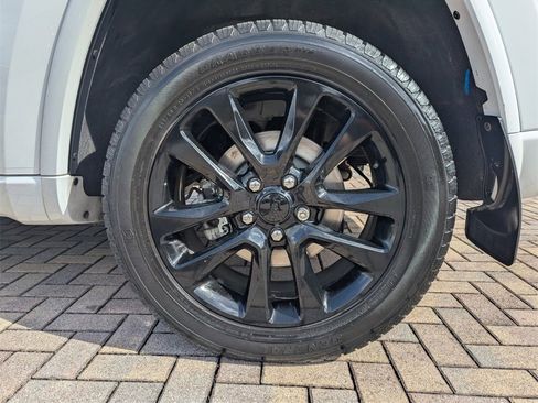 Used 2022 Jeep Grand Cherokee Laredo X image 20