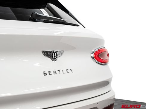 Used 2024 Bentley Bentayga AWD/4WD image 18
