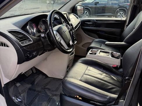 Used 2014 Chrysler Town & Country Touring FWD image 11