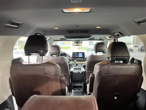 Used 2023 Toyota Sienna Platinum image 31