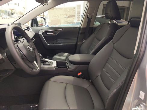 Used 2023 Toyota RAV4 XLE Premium image 15