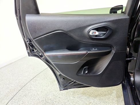 Used 2019 Jeep Cherokee Trailhawk image 18