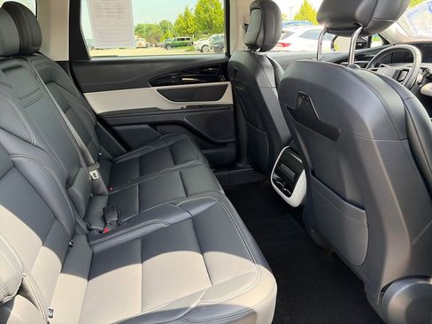Used 2025 Lincoln Nautilus Premier AWD/4WD image 34