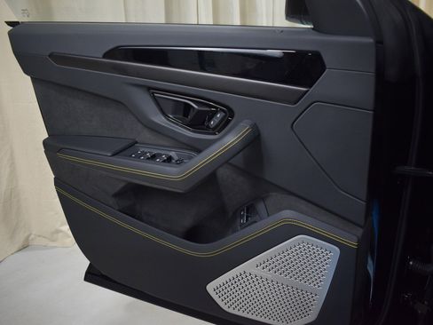 Used 2025 Lamborghini Urus SE image 37