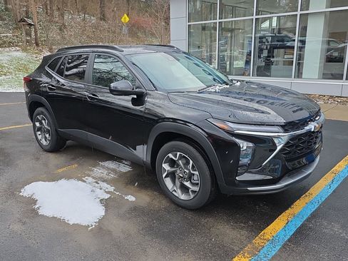 New 2025 Chevrolet Trax LT w/ Driver Confidence Package image 2