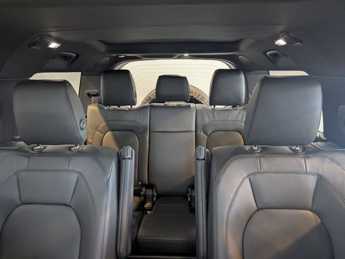 New 2026 Land Rover Defender 130 X-Dynamic SE image 29