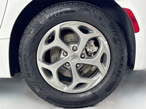 Used 2022 Chrysler Pacifica Limited image 8