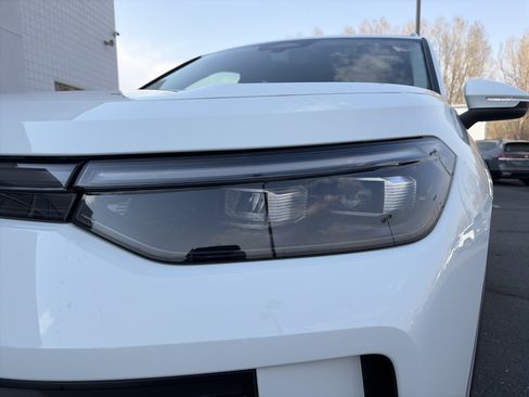 Certified 2025 Volkswagen Tiguan SE w/ Panoramic Sunroof Package image 9