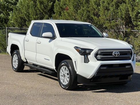 Used 2025 Toyota Tacoma SR5 RWD image 4