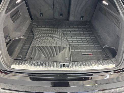 Used 2019 Audi Q8 Premium image 16