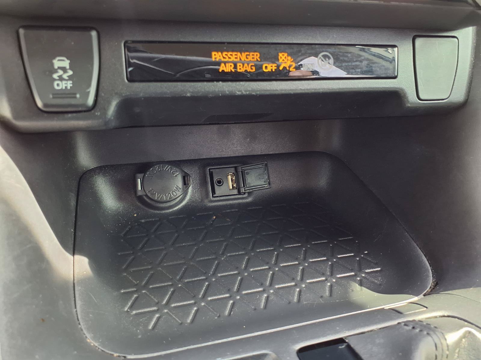 Used 2019 Toyota RAV4 LE FWD image 8