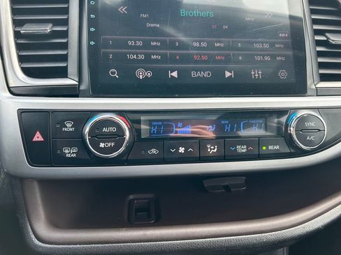 Used 2017 Toyota Highlander XLE image 14