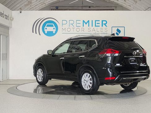 Used 2019 Nissan Rogue SV image 3