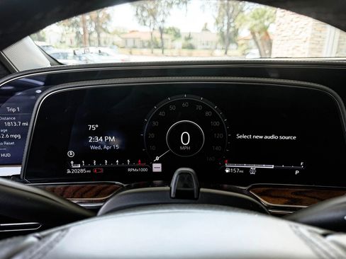 Used 2022 Cadillac Escalade ESV Sport Platinum w/ Heavy-Duty Trailer Package AWD/4WD image 17