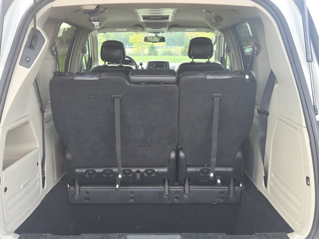 Used 2016 Chrysler Town & Country Touring FWD image 10