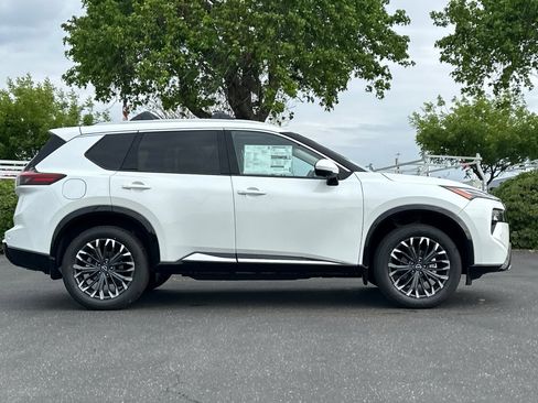 New 2026 Nissan Rogue Platinum AWD/4WD image 3