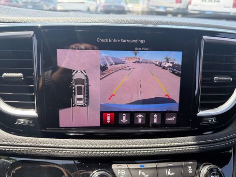 Used 2022 Chrysler Pacifica Limited w/ Uconnect Theater Family Group FWD image 24