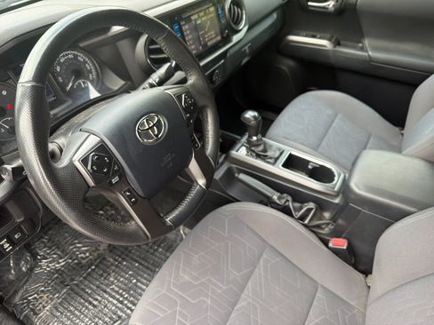 Used 2019 Toyota Tacoma TRD Sport w/ Technology Package RWD image 9