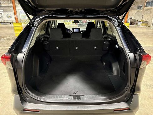 Used 2020 Toyota RAV4 LE image 11