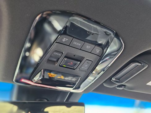 Used 2024 Toyota Venza Limited image 28