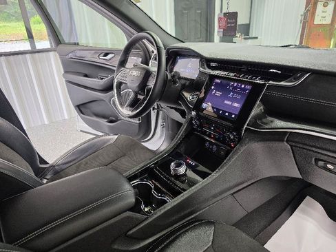 Used 2022 Jeep Grand Cherokee Altitude RWD image 10