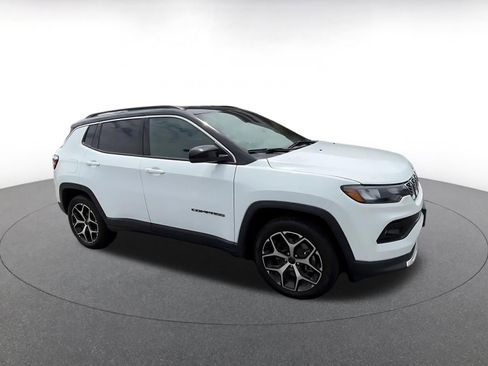 Used 2025 Jeep Compass Limited AWD/4WD image 2
