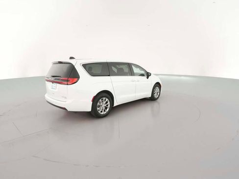 New 2026 Chrysler Pacifica Limited image 12