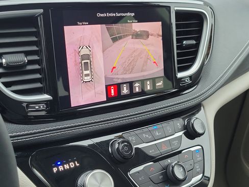 Used 2024 Chrysler Pacifica Limited w/ Trailer Tow Group image 16