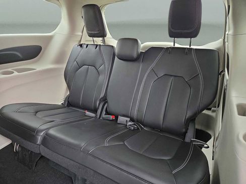 Used 2023 Chrysler Pacifica Touring-L image 28