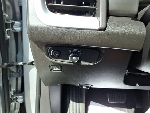 Used 2024 GMC Terrain SLE w/ Driver Convenience Package FWD image 13