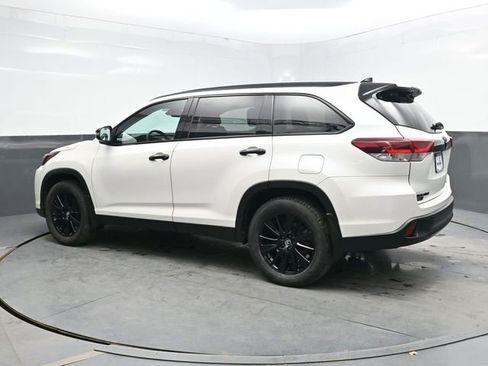 Used 2019 Toyota Highlander SE w/ Nightshade Edition AWD/4WD image 4