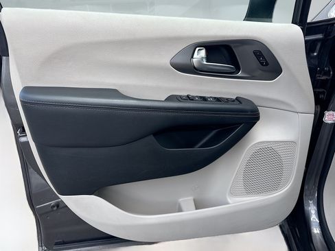 Used 2023 Chrysler Pacifica Touring-L FWD image 22