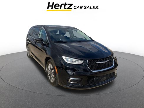 Used 2023 Chrysler Pacifica Touring-L image 1