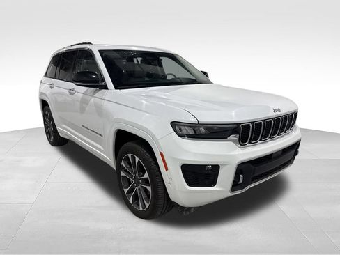 Used 2022 Jeep Grand Cherokee Overland w/ Luxury Tech Group IV AWD/4WD image 3