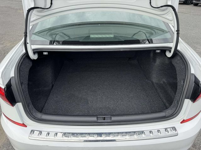 Used 2022 Volkswagen Passat 2.0T SE FWD image 12