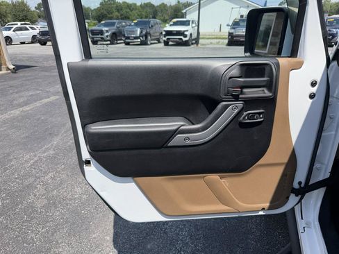 Used 2015 Jeep Wrangler Unlimited Sahara w/ Mopar Chrome Edition Group AWD/4WD image 12