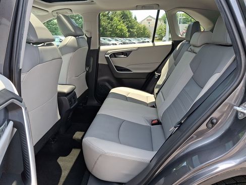 Used 2019 Toyota RAV4 XLE Premium w/ Cold Weather Package AWD/4WD image 10
