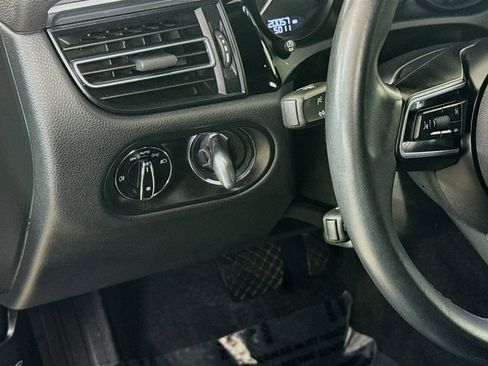 Certified 2023 Porsche Macan image 13