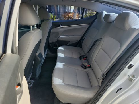 Used 2018 Hyundai Elantra SE image 16