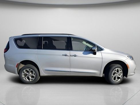 Used 2023 Chrysler Pacifica Limited AWD/4WD image 25