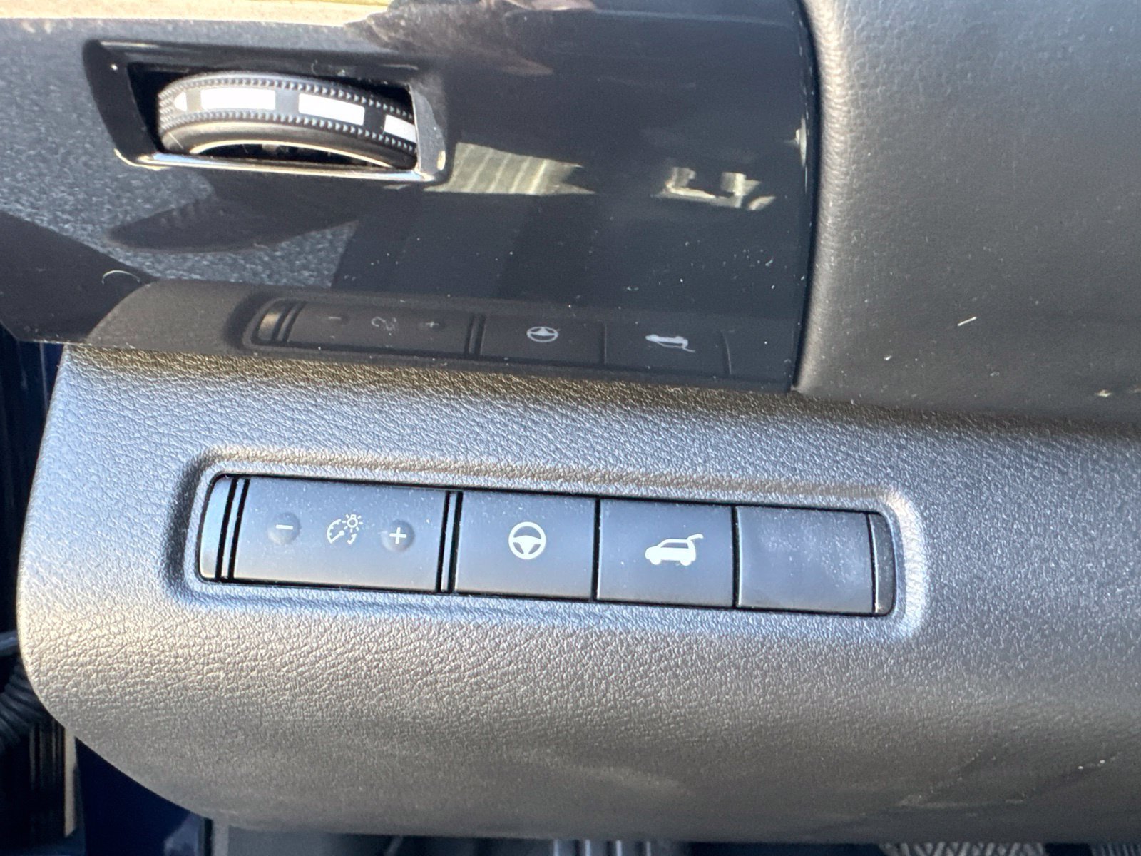 Used 2025 Nissan Pathfinder SV FWD image 14