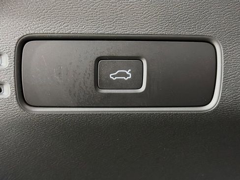 Used 2025 Volvo XC40 B5 Plus AWD/4WD image 10