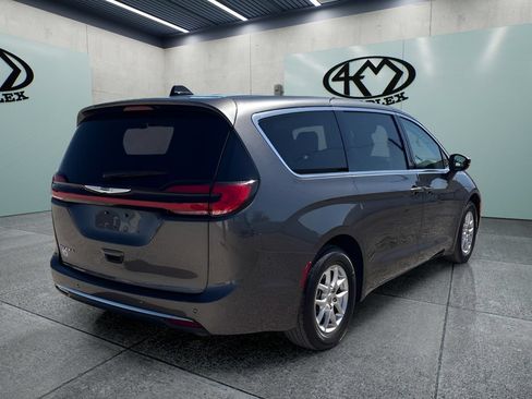 Used 2023 Chrysler Pacifica Touring-L FWD image 3