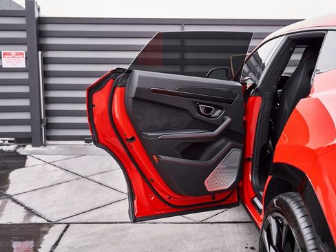 Used 2021 Lamborghini Urus image 28