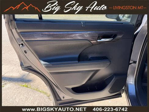 Used 2021 Toyota Highlander Limited AWD/4WD image 16